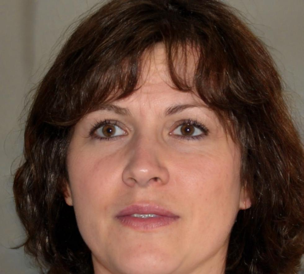 Instructora facilitando ejercicio práctico de transformación mental