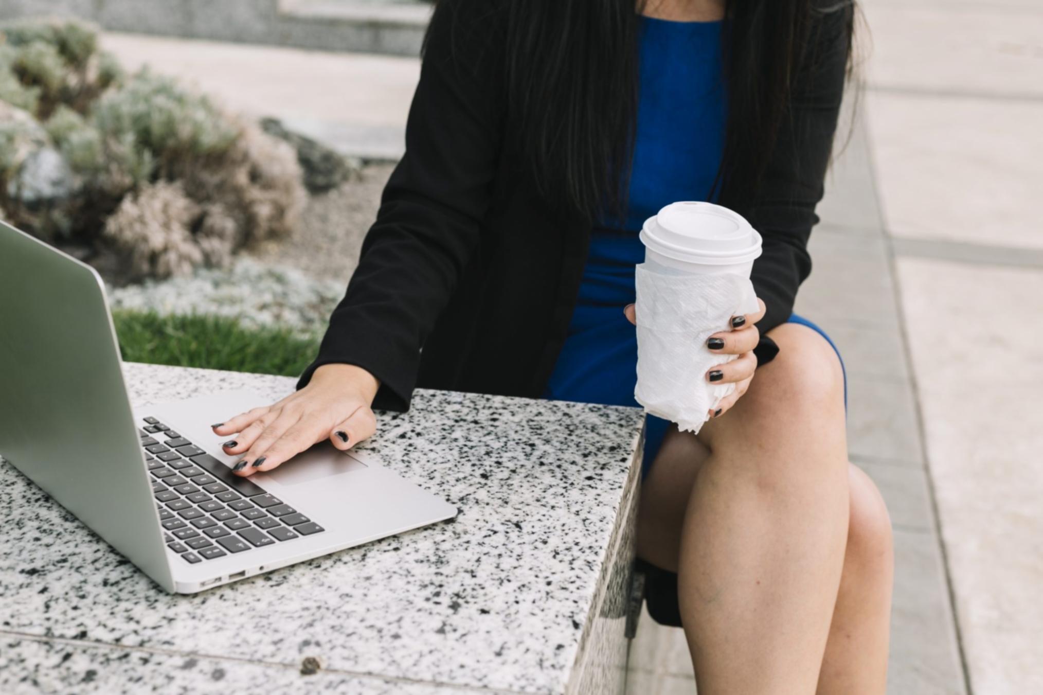 Espacio de aprendizaje equipado para sesiones prácticas de desarrollo mental